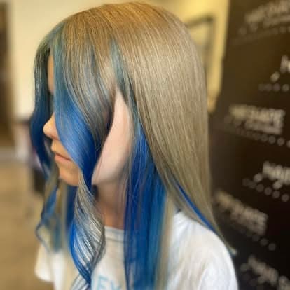 Niebieskie pasma — fryzura z salonu Hair Shape