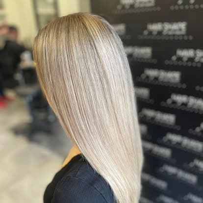 Platynowy blond — fryzura z salonu Hair Shape