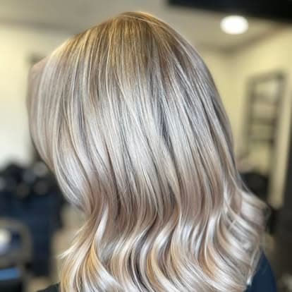 Chłodny blond — fryzura z salonu Hair Shape