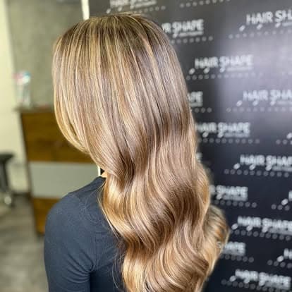 Złote fale — fryzura z salonu Hair Shape